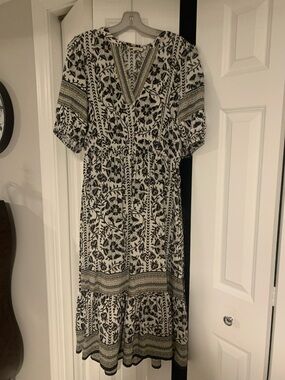 fig and flower Black & White Floral V-Neck Midi Dress